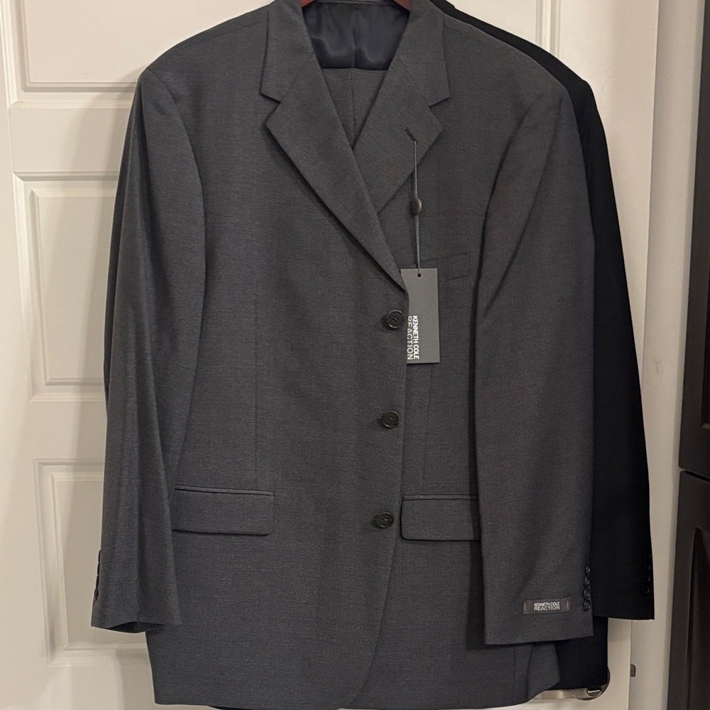 Kenneth Cole Reaction Suit 48R 2 piece suit 100% WORSTED WOOL